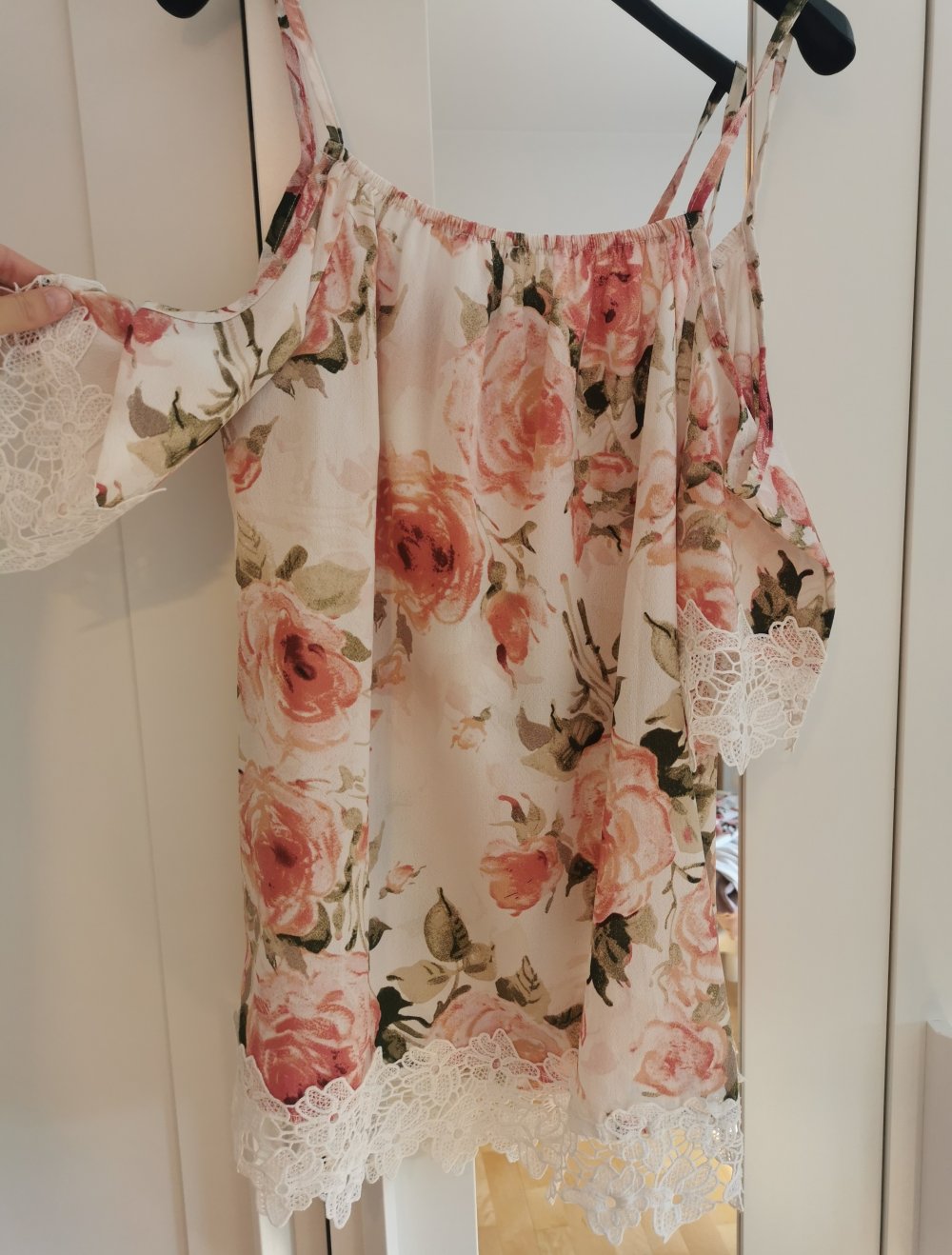 Schulterfreie Bluse mit schönem Rosenmuster