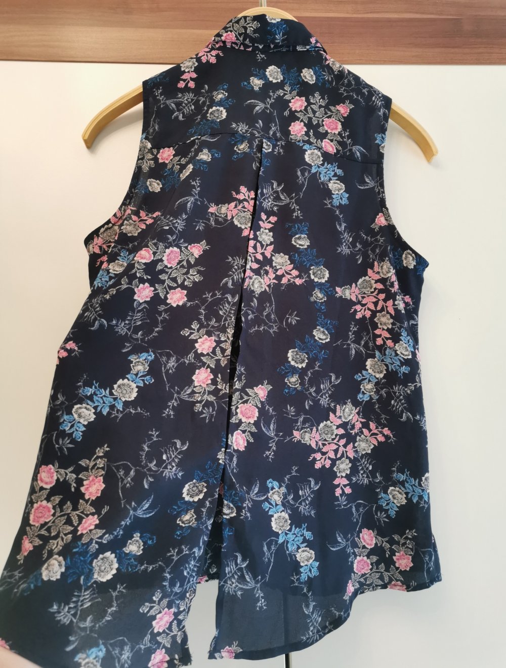 Schöne Bluse mit Blumenmuster