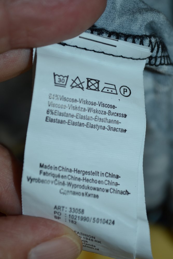 Shirt Langarmshirt Yest schwarz bunt tiefer Ausschnitt Gr. 38