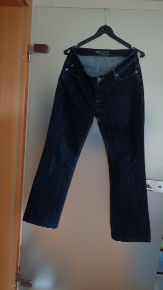 Zero Jeans, Gr. 40, 69% Baumwolle, 30% Polyester, 1% Elastan, bei Versand zzgl. Versandkosten
