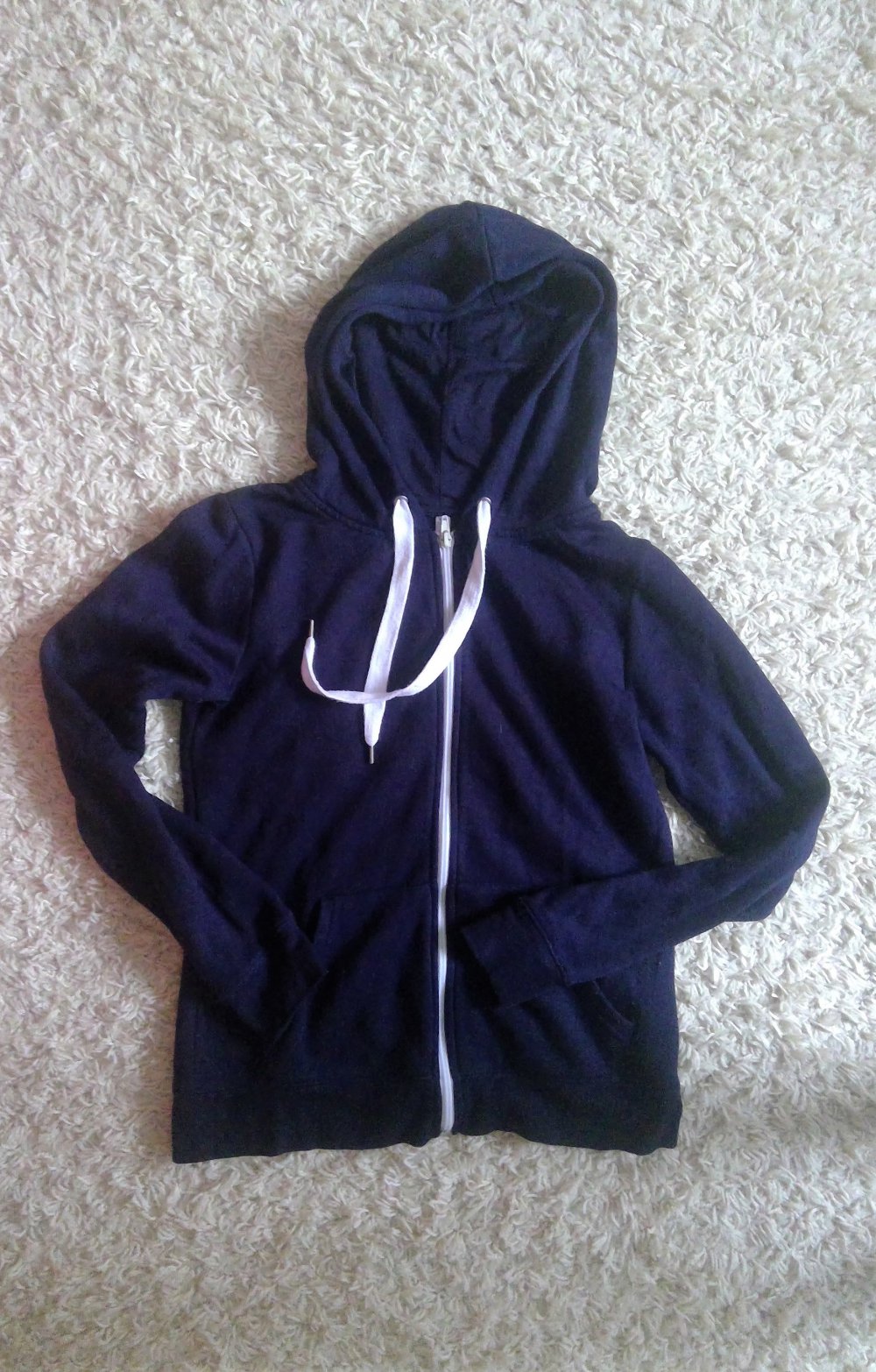 Dunkelblauer Pulli