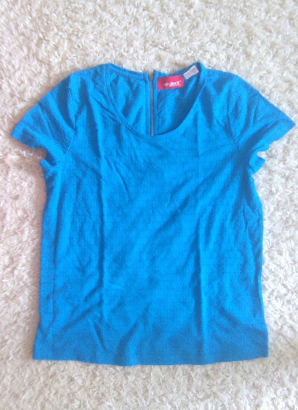 Blaues Löcher-Shirt mit goldenem Reißverschluss am Nacken