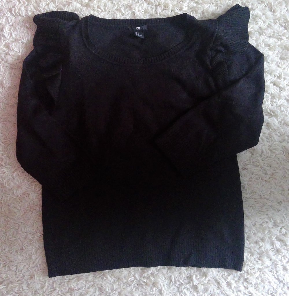 Schwarzer Pulli mit Schulterdetails