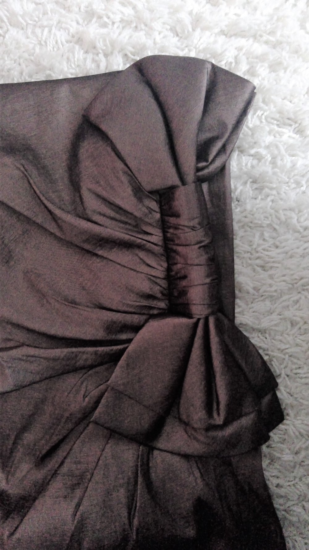 Cocktailkleid mit auffälliger Schleife 