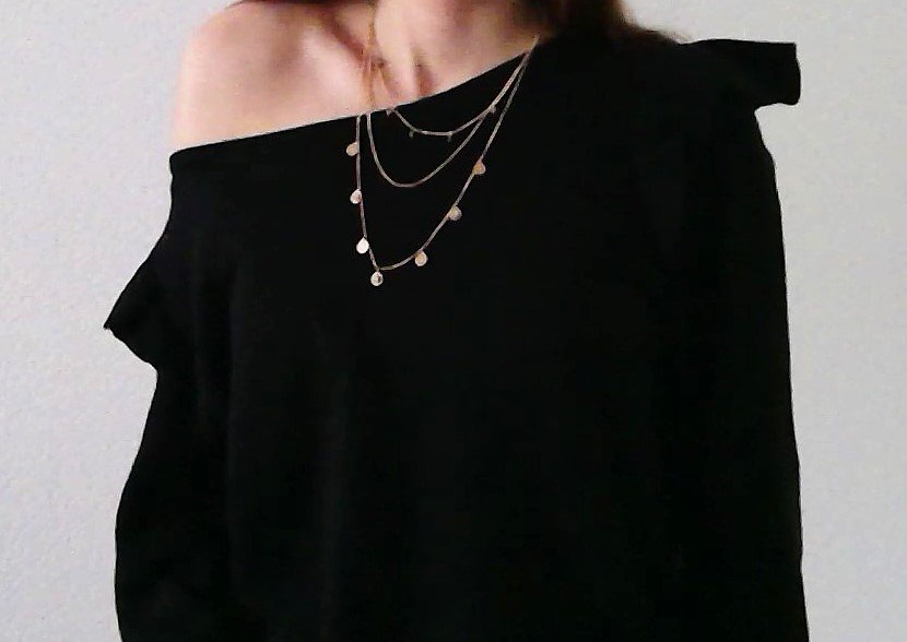Schwarzer Pulli mit Schulterdetails