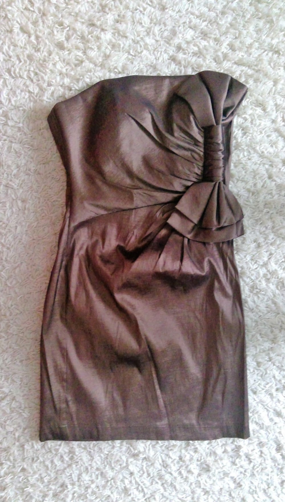 Cocktailkleid mit auffälliger Schleife 