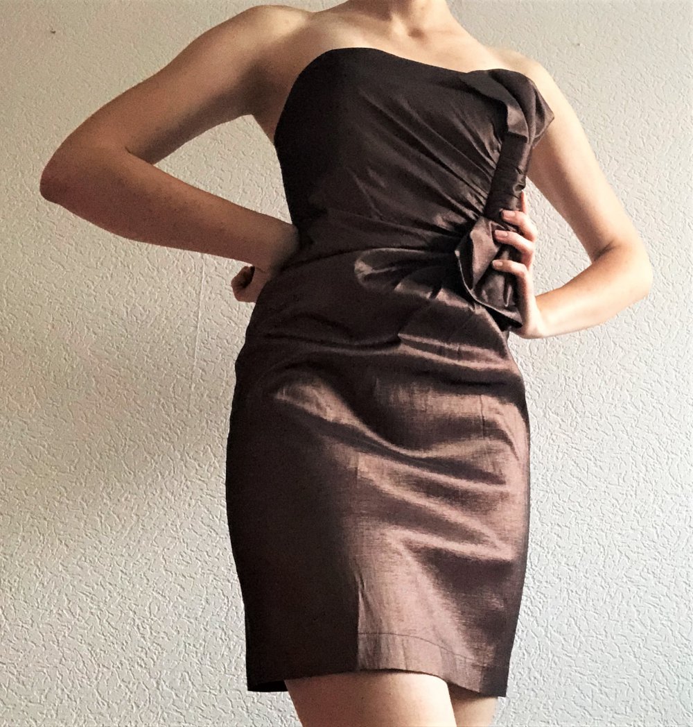Cocktailkleid mit auffälliger Schleife 