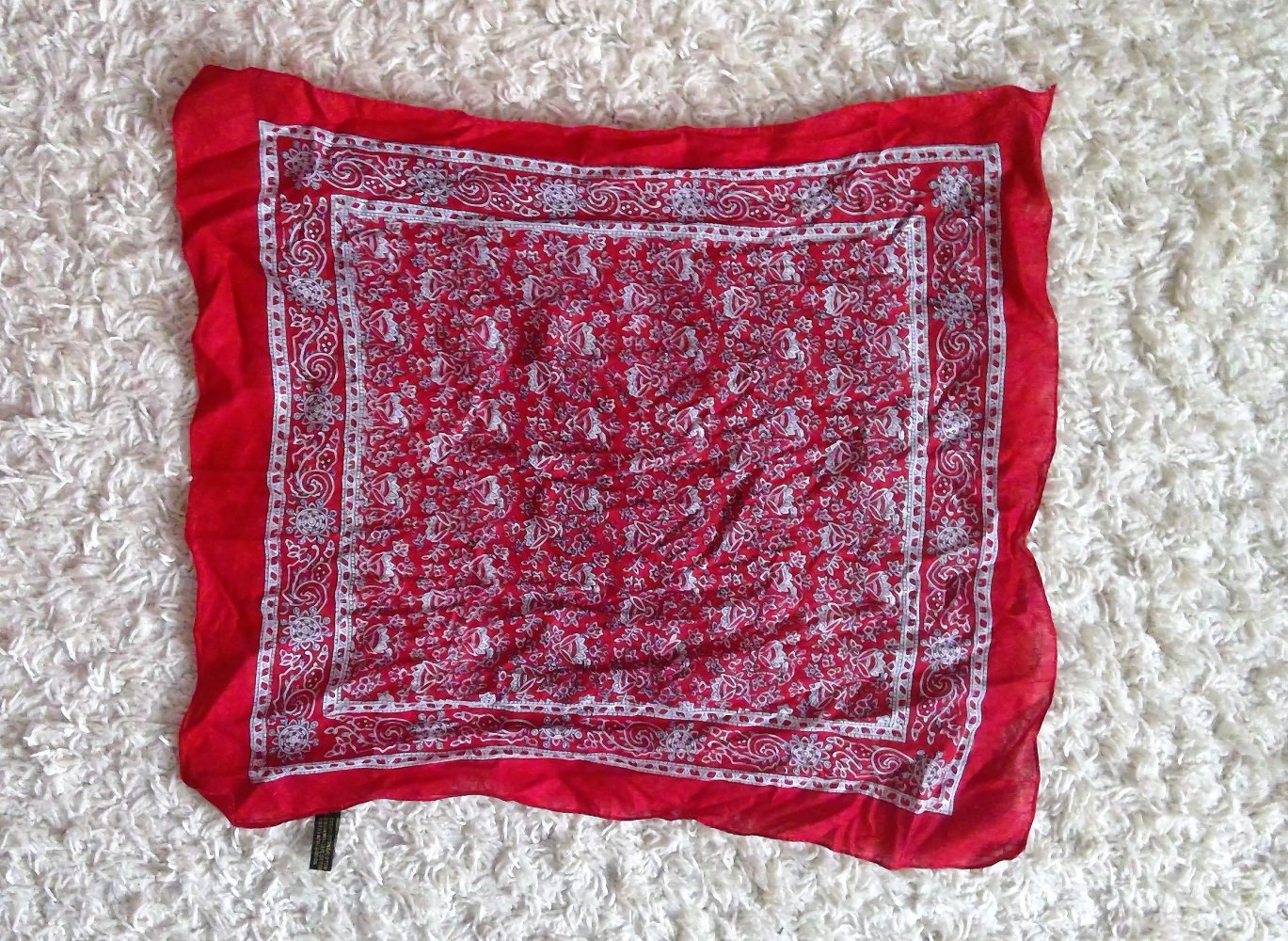 Rotes Tuch mit weißen Muster