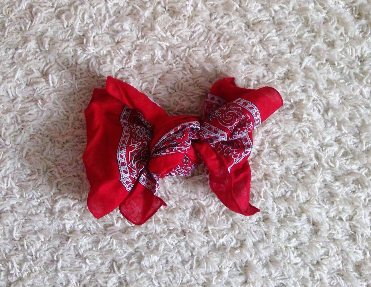 Rotes Tuch mit weißen Muster
