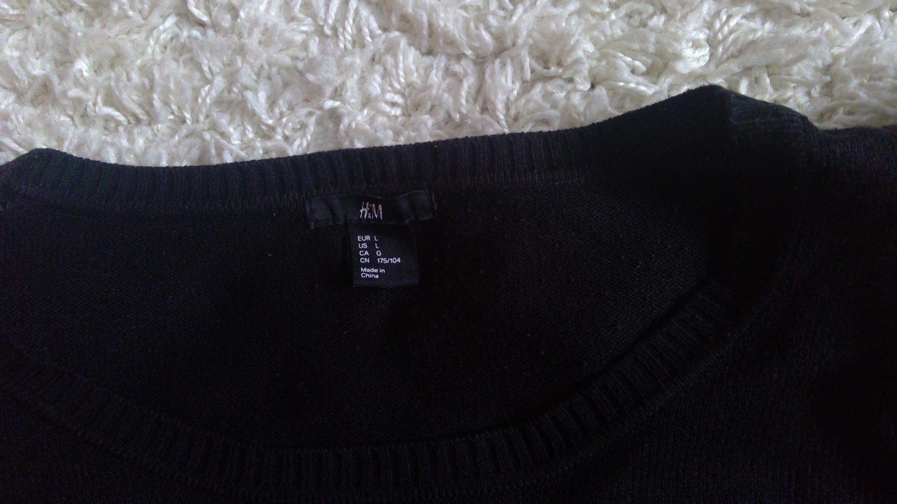 Schwarzer Pulli mit Schulterdetails