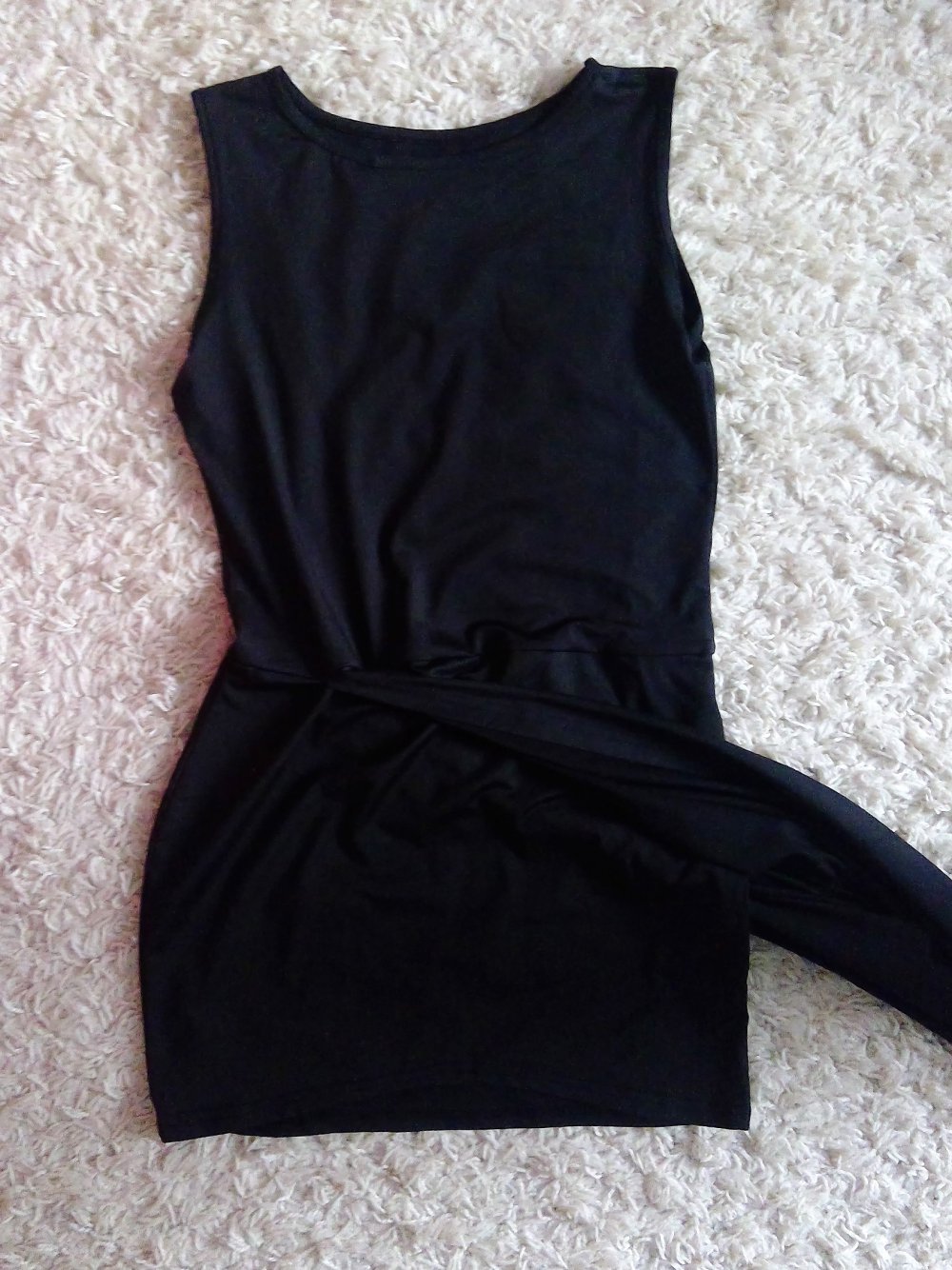 Schwarzes asymmetrisches Kleid