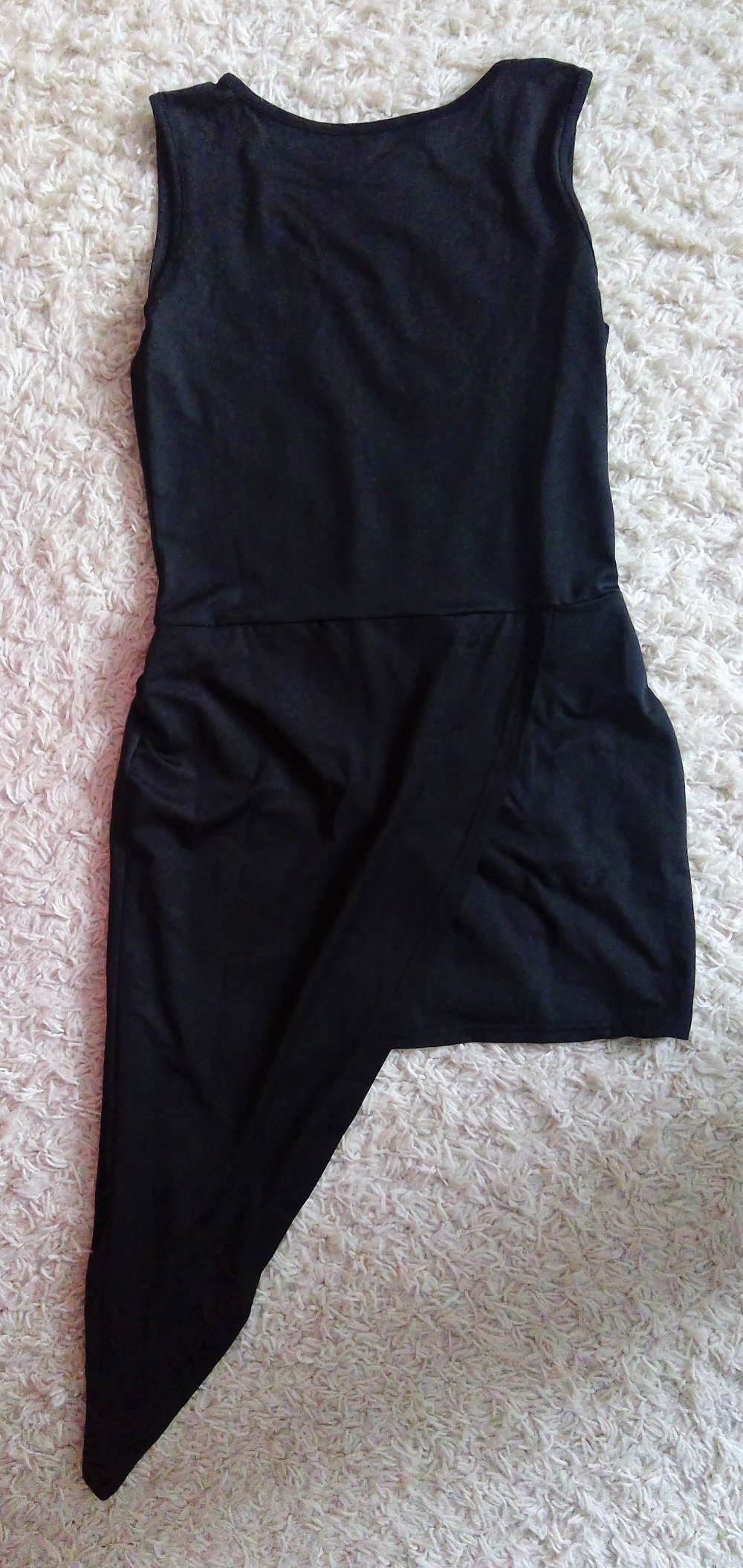 Schwarzes asymmetrisches Kleid
