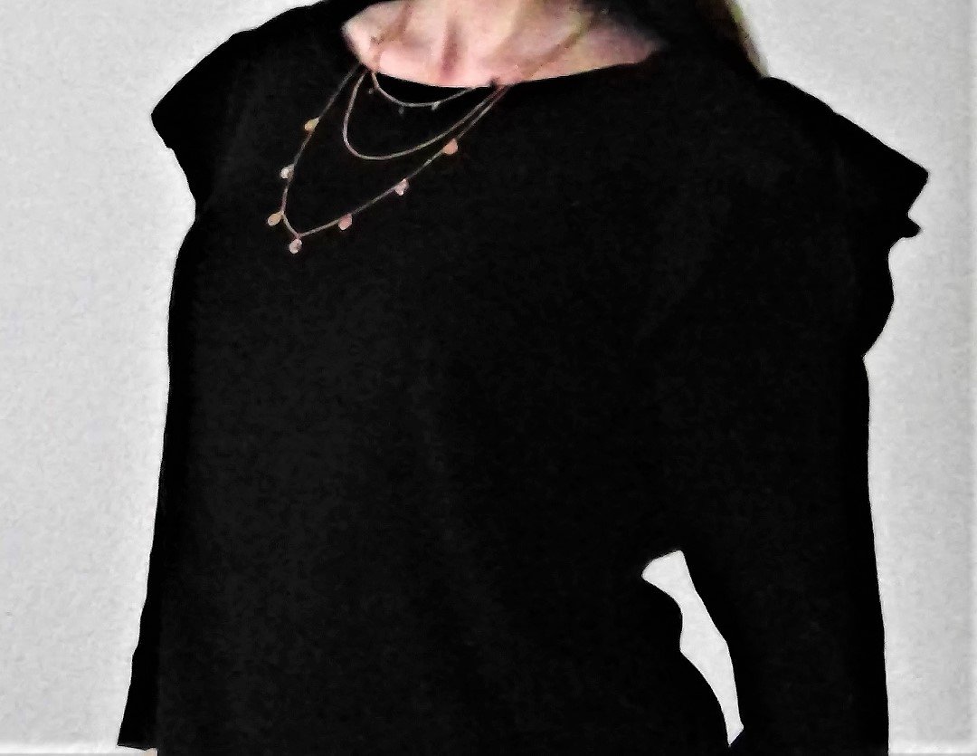 Schwarzer Pulli mit Schulterdetails