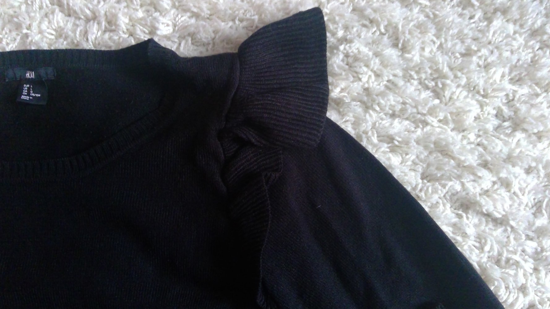 Schwarzer Pulli mit Schulterdetails