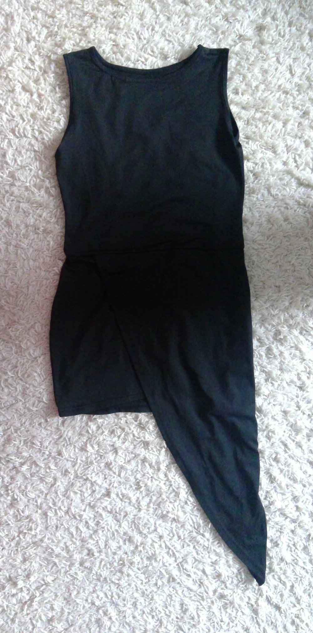 Schwarzes asymmetrisches Kleid