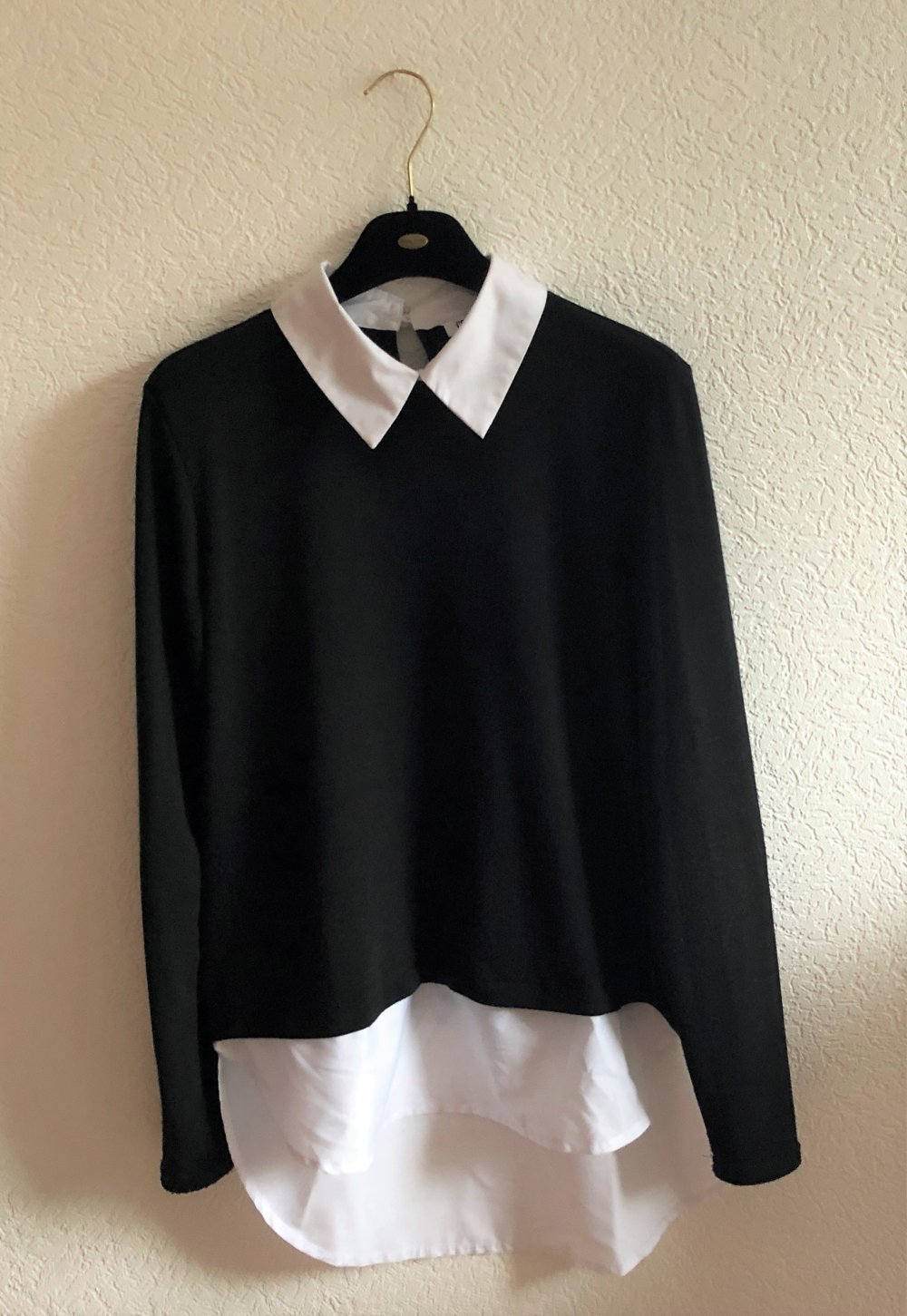 Schwarzer Pulli mit eingenähten Blusendetails