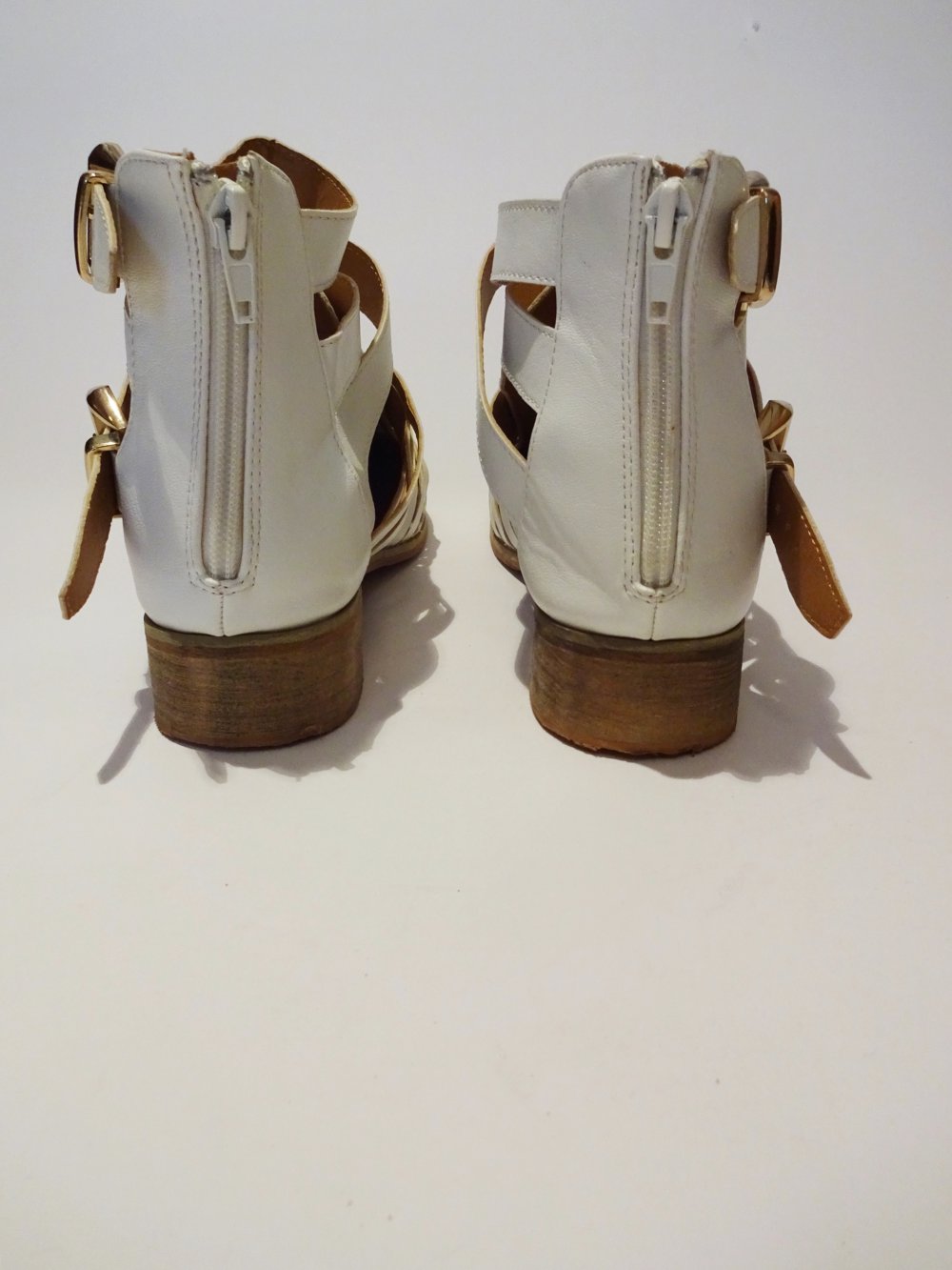 Weiße Schuhe mit goldenen Schnallen Gr. 5 Gr. 38
