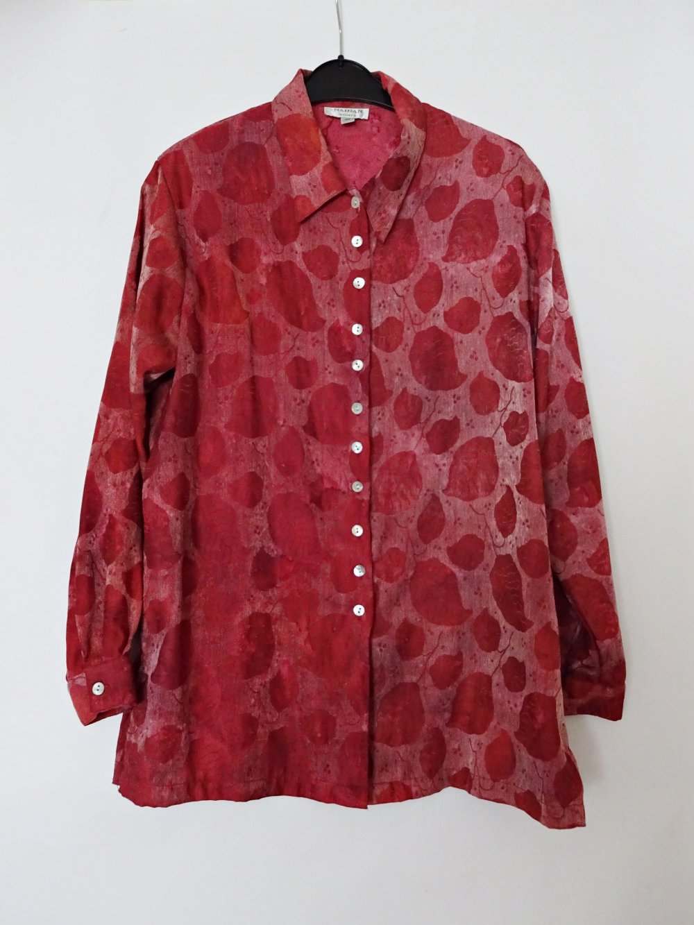 Rote Vintage Bluse aus den 80er Jahren mit Schulterpolstern und Blattmuster Blätter Leichter Glanz Gr. M