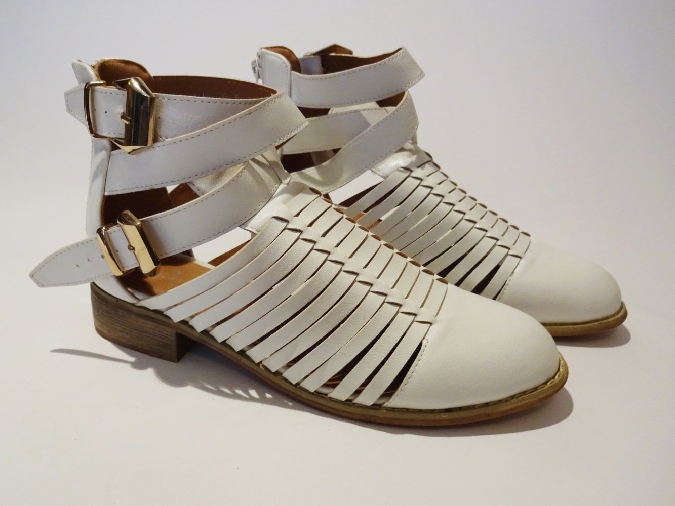 Weiße Schuhe mit goldenen Schnallen Gr. 5 Gr. 38