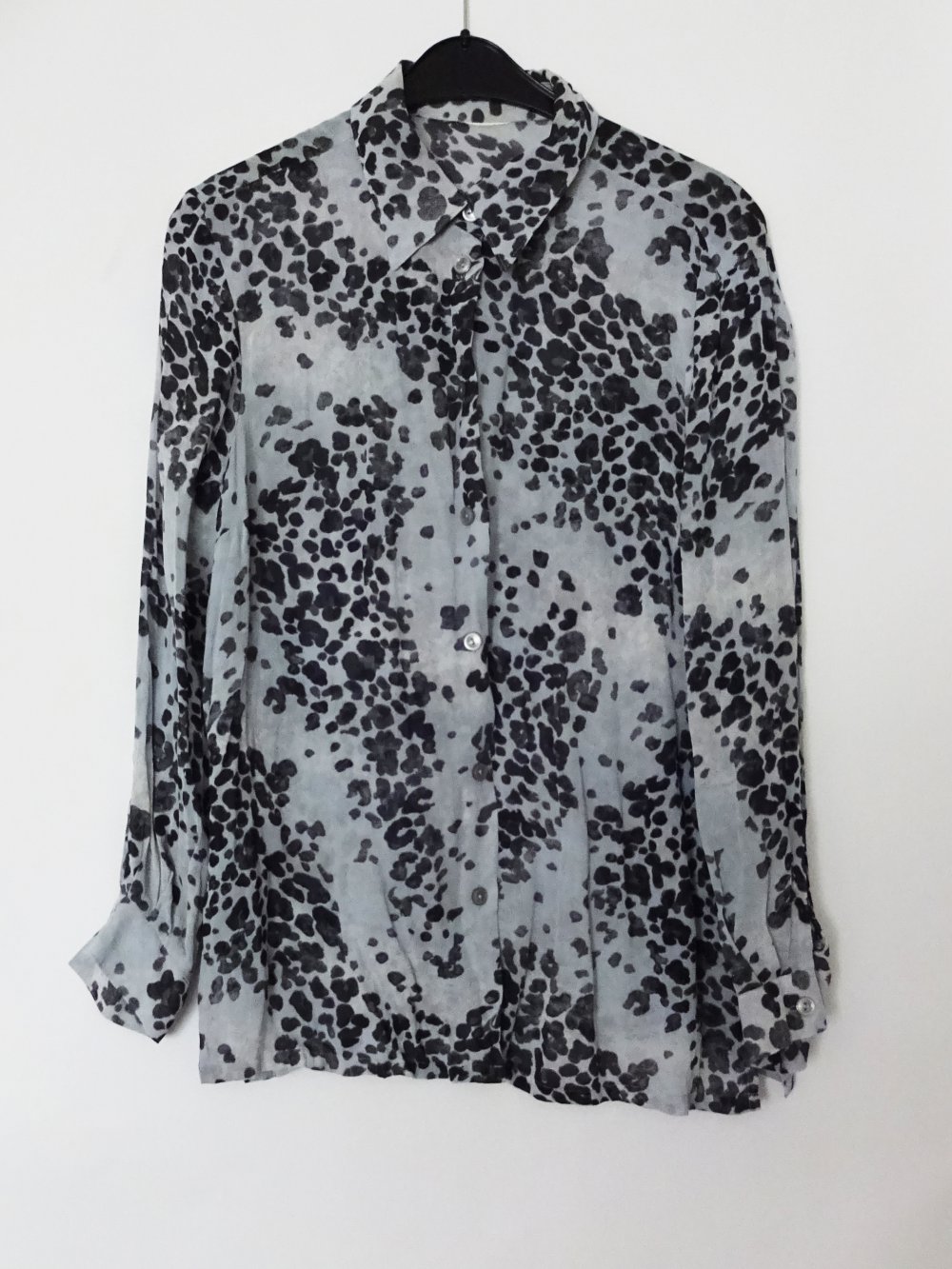 Graublaue Chiffonbluse Transparnet Animalprint Gr. M