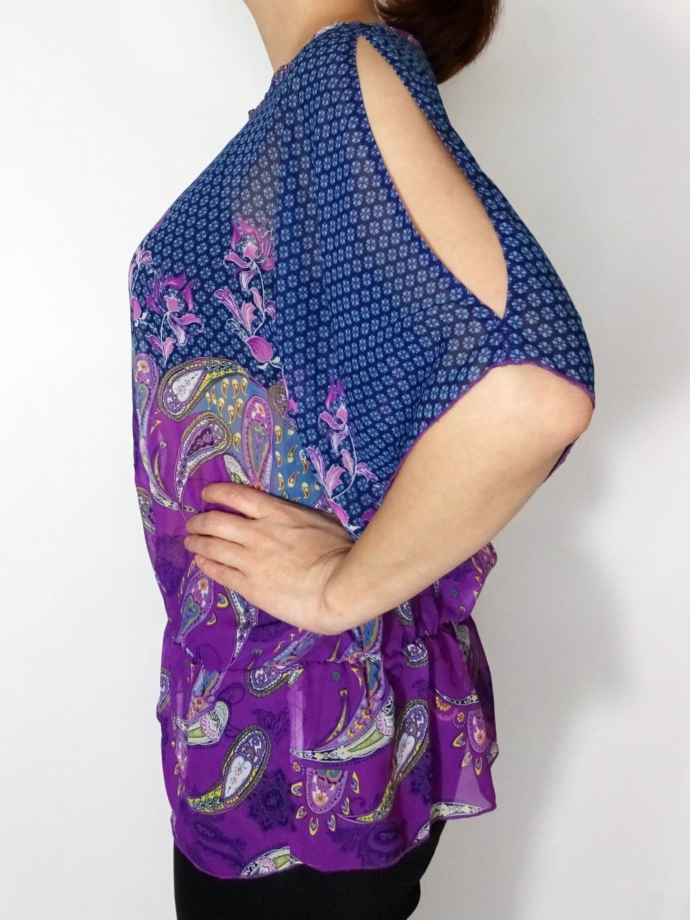 Top mit Fledermausärmeln Lila Muster Paisley Ärmelschlitze Sommer Gr. 40 Gr. M