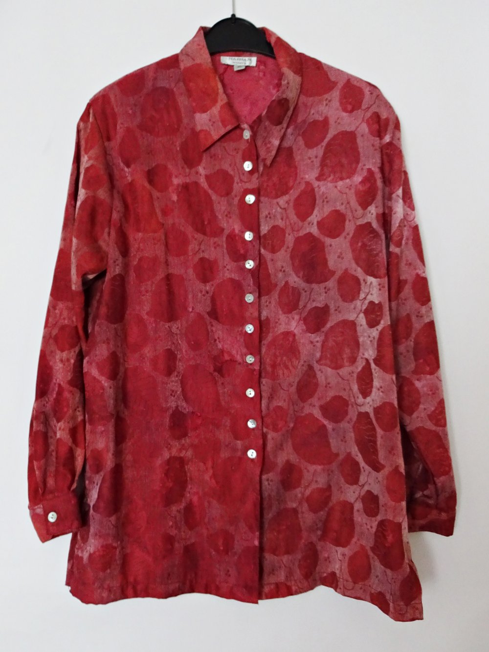 Rote Vintage Bluse aus den 80er Jahren mit Schulterpolstern und Blattmuster Blätter Leichter Glanz Gr. M
