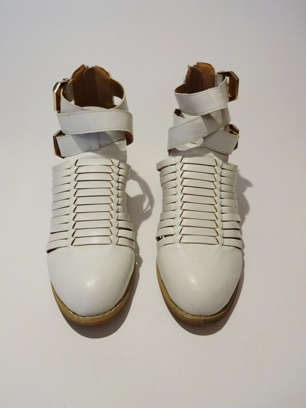 Weiße Schuhe mit goldenen Schnallen Gr. 5 Gr. 38