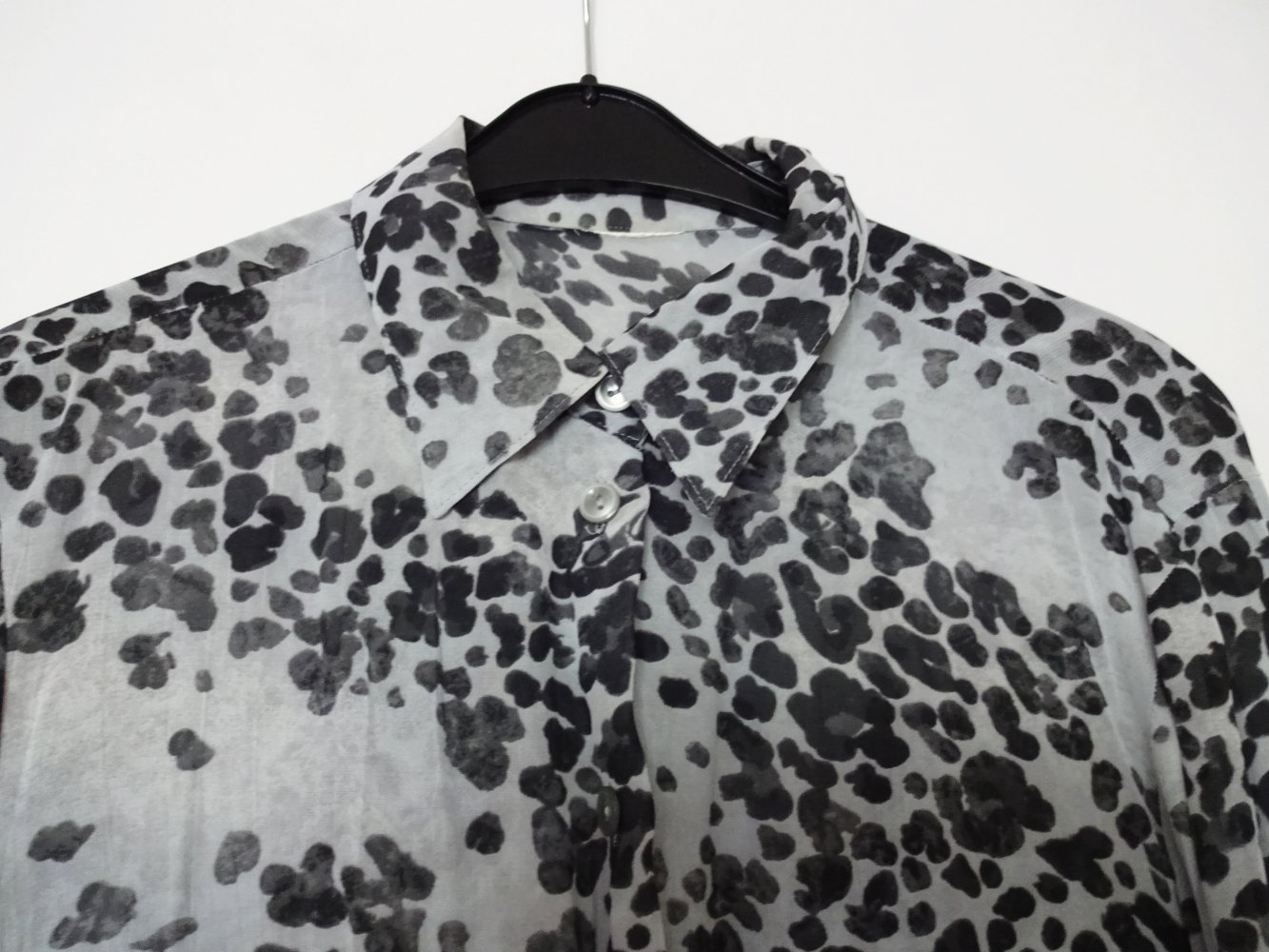 Graublaue Chiffonbluse Transparnet Animalprint Gr. M