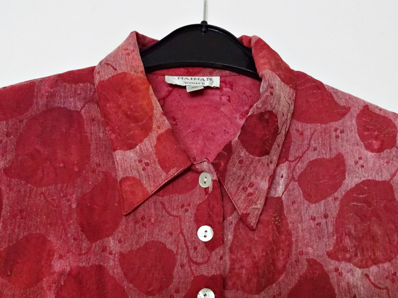 Rote Vintage Bluse aus den 80er Jahren mit Schulterpolstern und Blattmuster Blätter Leichter Glanz Gr. M