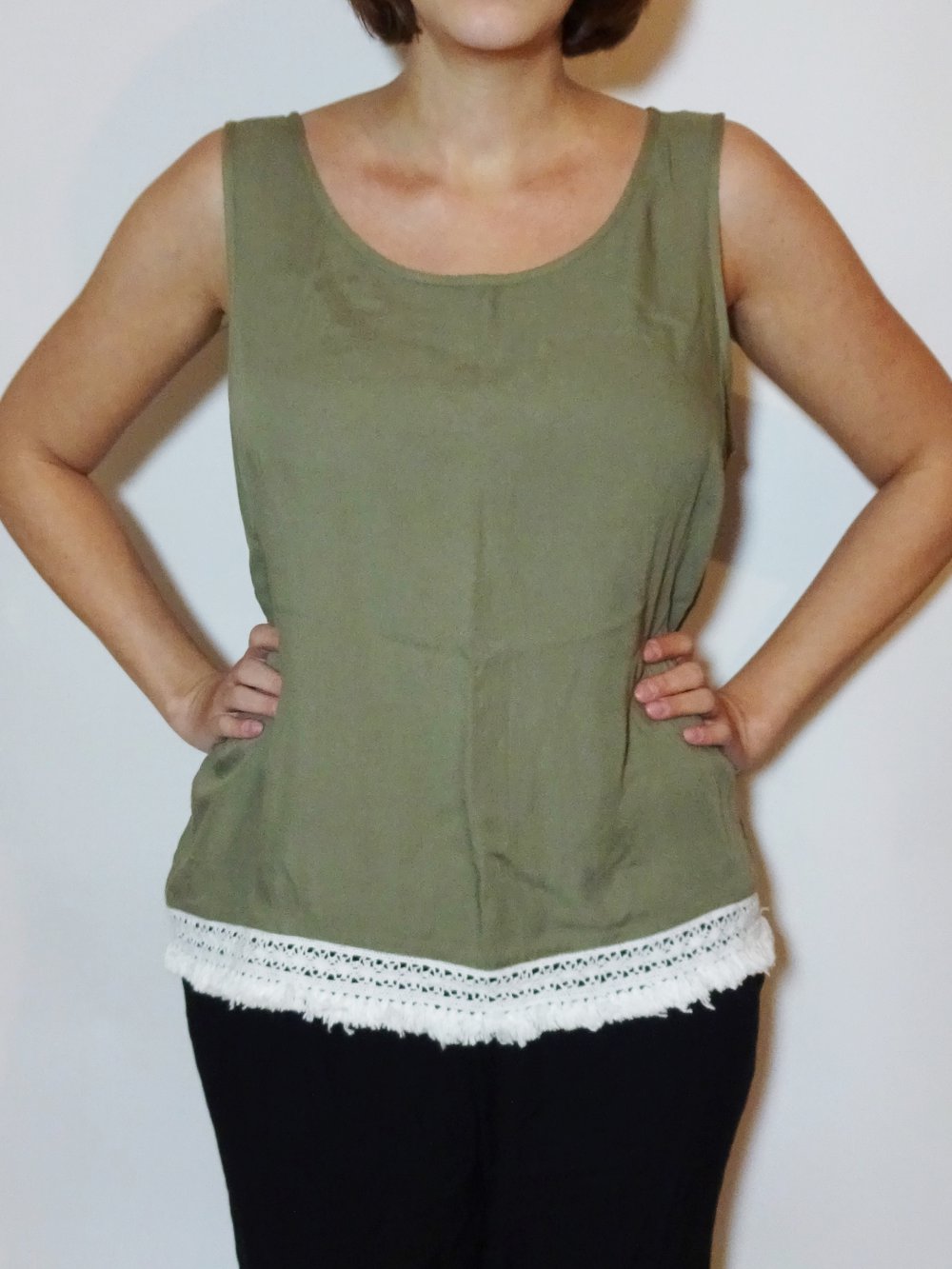 Grünes Top mit gehäkeltem Saum und Fransen Tanktop Oliv Khaki Boho Bohemian Hippie Festival Gr. L Gr. 44 Gr. 42/44
