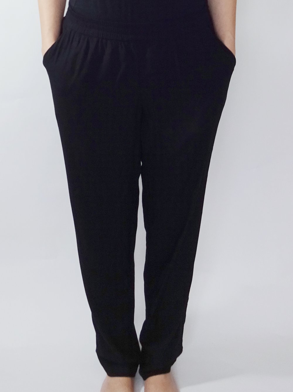 Schwarze Stoffhose Basic Gr. 42 Gr. M