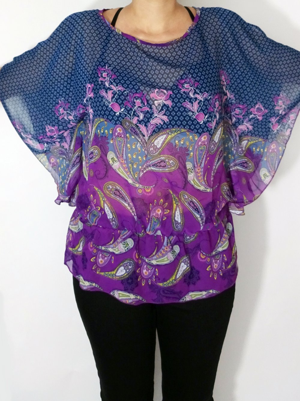 Top mit Fledermausärmeln Lila Muster Paisley Ärmelschlitze Sommer Gr. 40 Gr. M