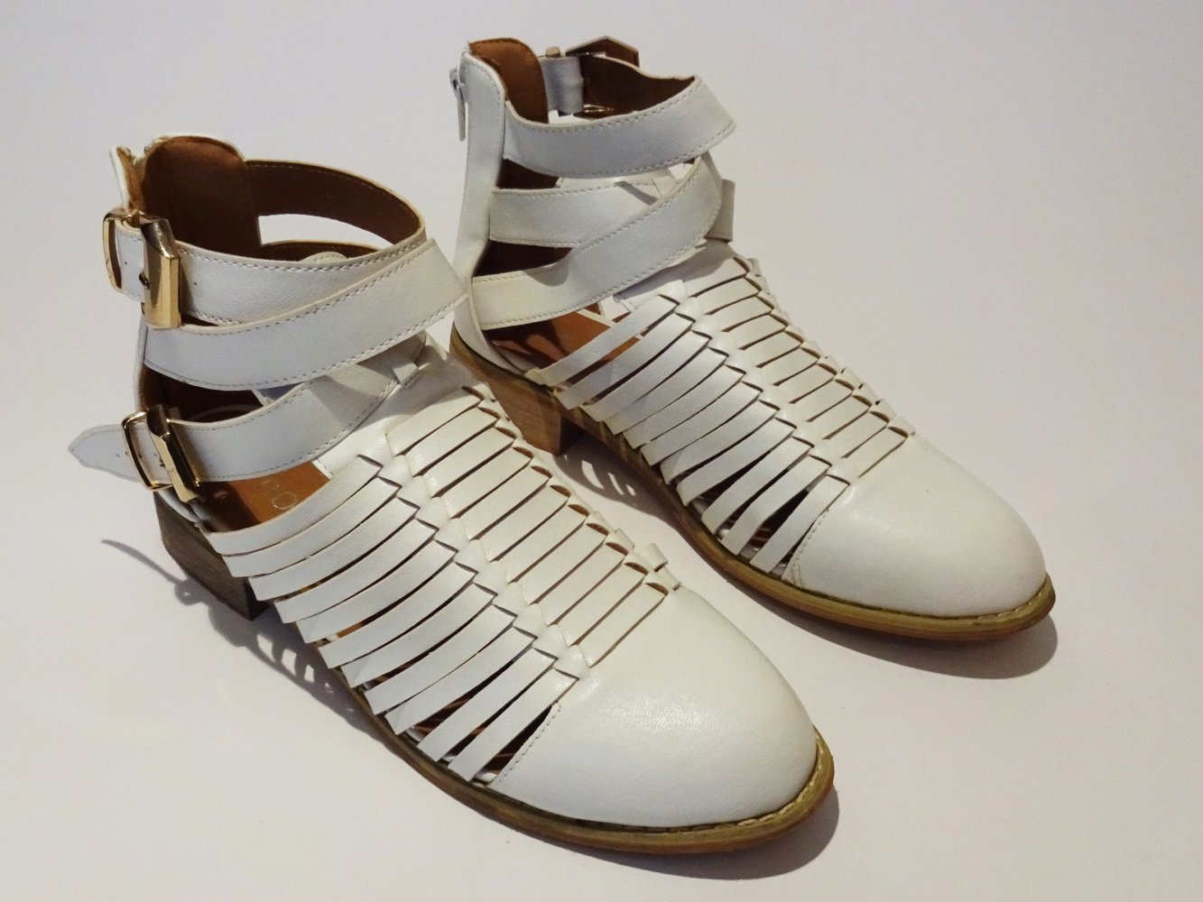 Weiße Schuhe mit goldenen Schnallen Gr. 5 Gr. 38