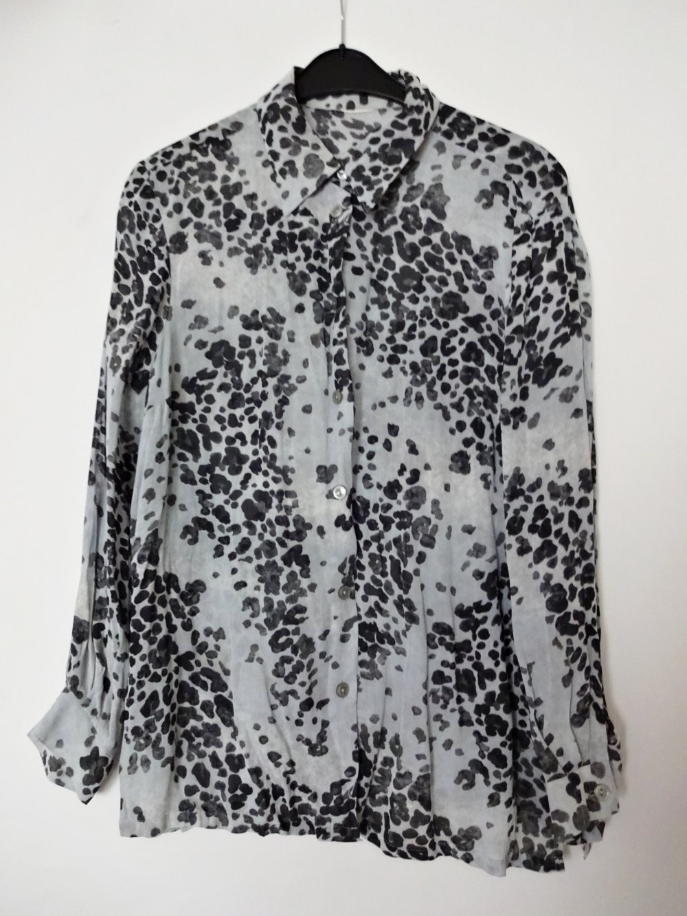 Graublaue Chiffonbluse Transparnet Animalprint Gr. M