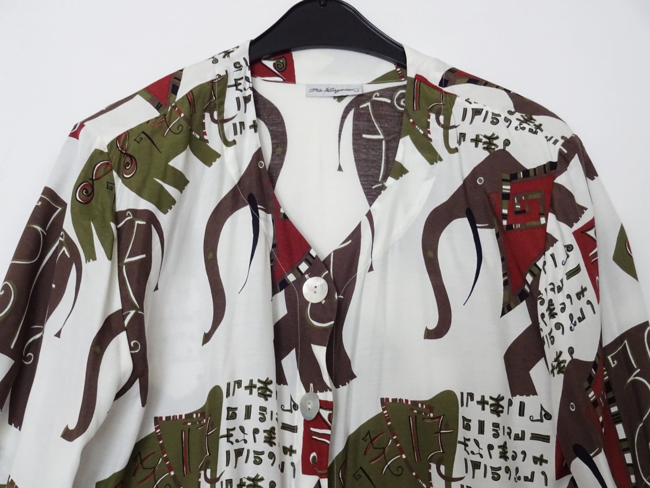 Vintage Bluse mit Elefantenmuster aus den 80er Jahren mit Schulterpolstern und Perlmuttknöpfen V-Ausschnitt Gr. 42 Gr. M