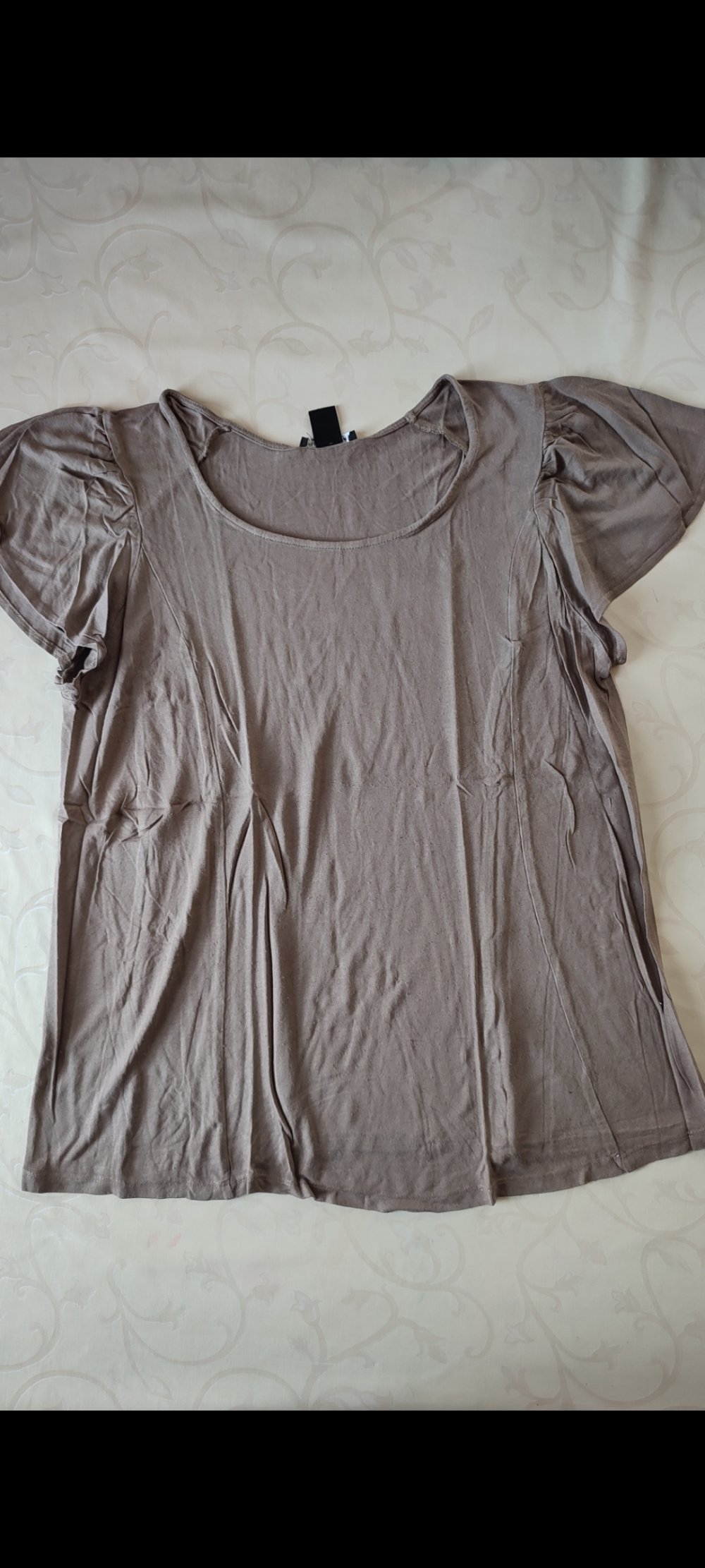 Taupefarbenes Schwangerschaftsshirt mit Flügelärmel 