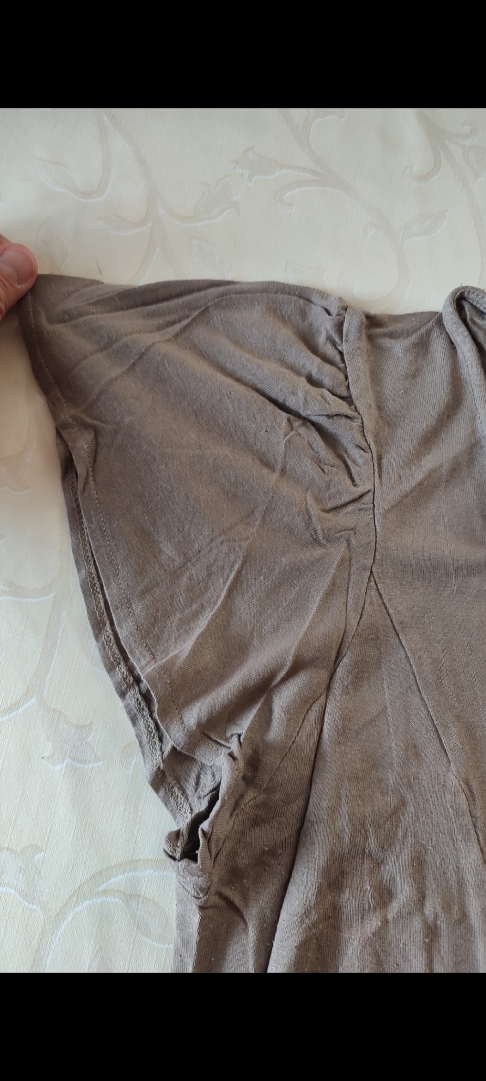 Taupefarbenes Schwangerschaftsshirt mit Flügelärmel 