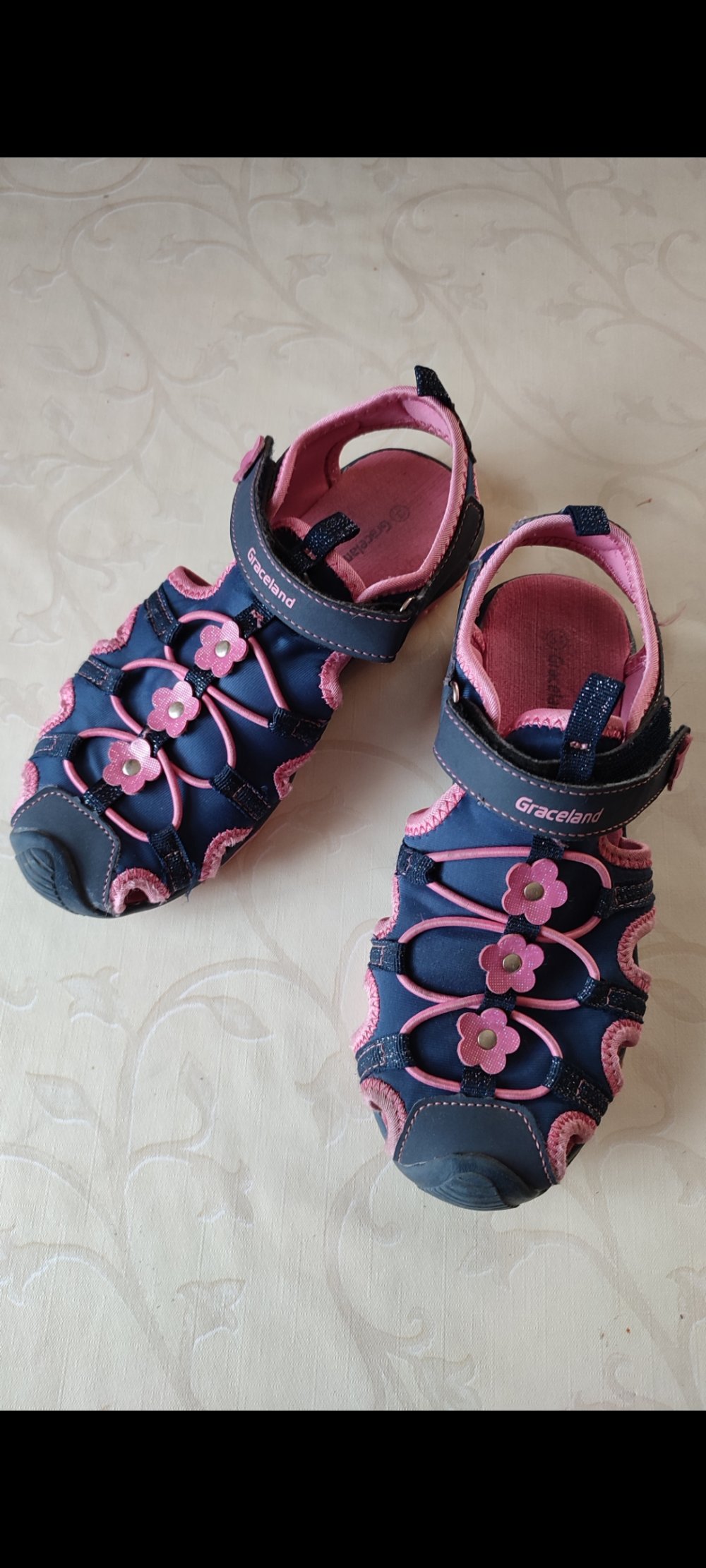 Sandalen mit Blumen 