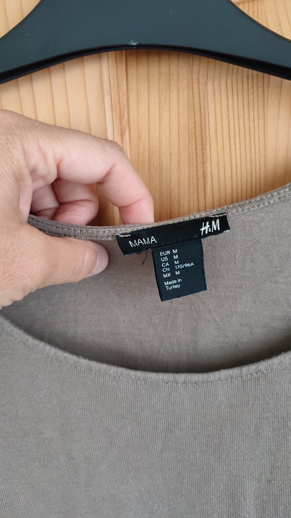 Taupefarbenes Schwangerschaftsshirt mit Flügelärmel 