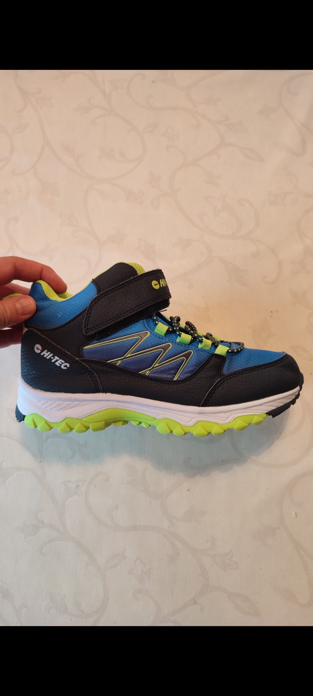Cooler, knöchelhoher Sneaker