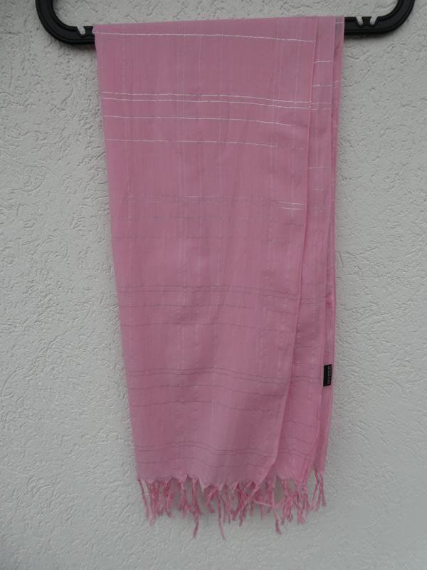 NEU – H&M Divided – Schal mit Fransen, rosa mit silbernen Fäden