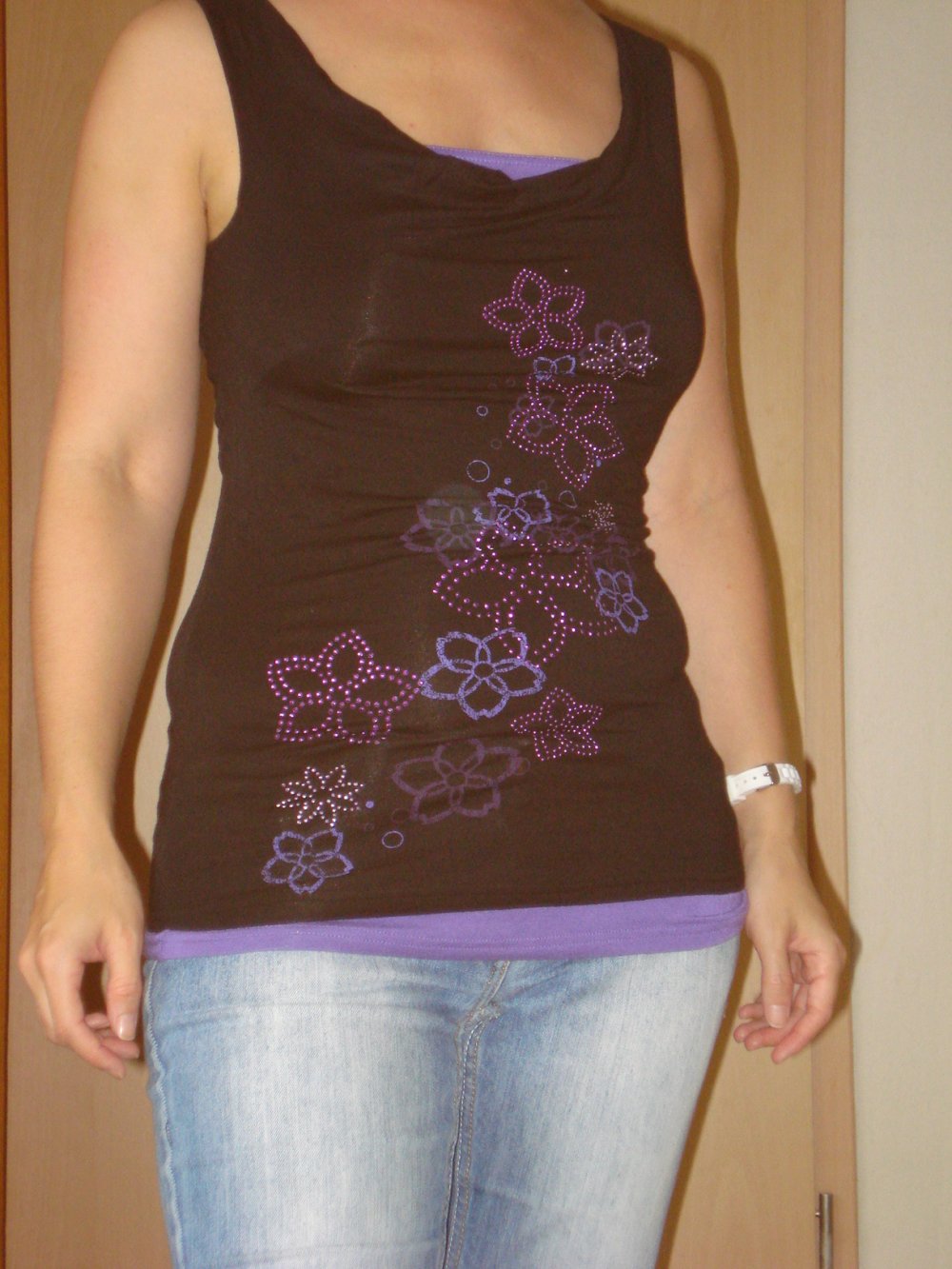schwarzes ärmelloses Shirt