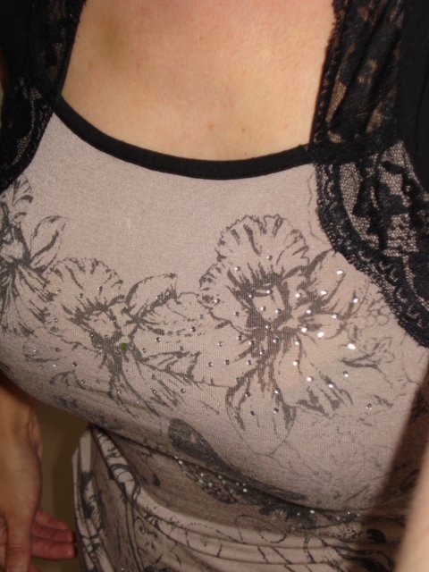 beiges Shirt mit schwarzer Spitze