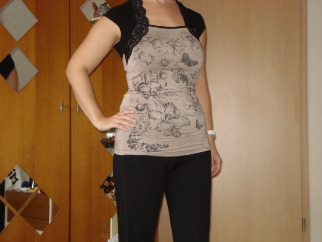 beiges Shirt mit schwarzer Spitze