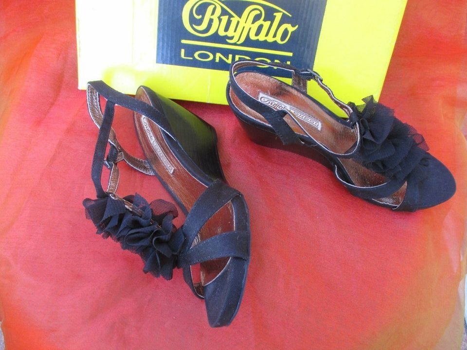 NEU * 3D Blumen * Blüten * Flower- Power * Hippie- Style * Canvas * Stoff * Keilabsatz * Wedges * T-Steg * Sandalen * Sandaletten * Schuhe 