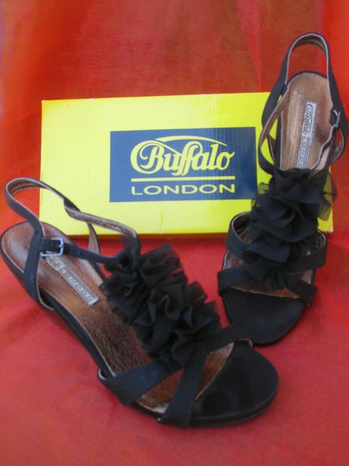 NEU * 3D Blumen * Blüten * Flower- Power * Hippie- Style * Canvas * Stoff * Keilabsatz * Wedges * T-Steg * Sandalen * Sandaletten * Schuhe 