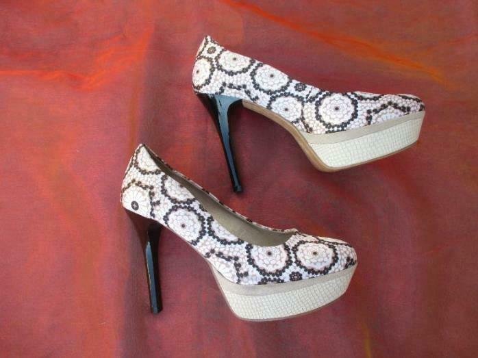 NEU und ungetragen * Retro * Hippie * Blumen * Blüten * Grafik * High- Heels * Plateau * Pumps * Schuhe 