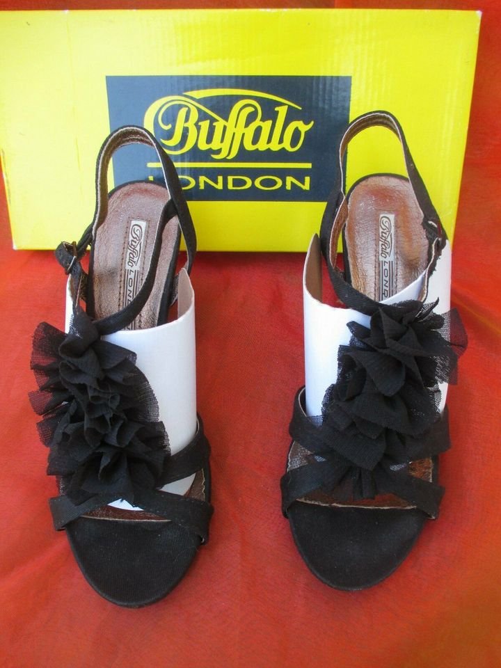 NEU * 3D Blumen * Blüten * Flower- Power * Hippie- Style * Canvas * Stoff * Keilabsatz * Wedges * T-Steg * Sandalen * Sandaletten * Schuhe 