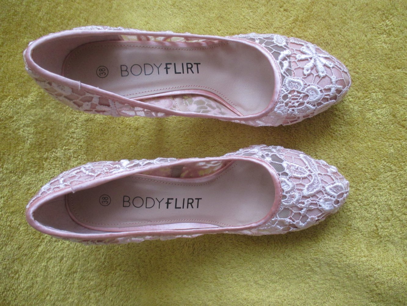 NEU und ungetragen * Blumen * Blüten * Flower * Lace- Spitze * High- Heels * Plateau * Pumps * Schuhe 