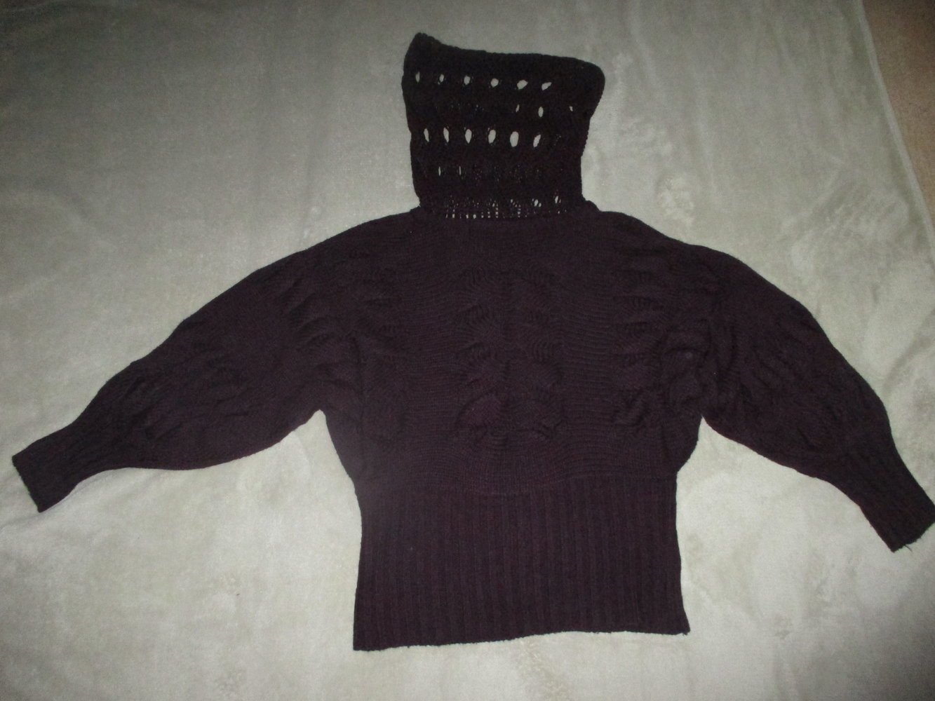 NEU * DESIGNER * Rollkragen * Cout Out * Loch * Grobstrick * Kuschel * Wolle * Pullover * Gr. 36- 38/ S * aubergine * lila * violett * veilchen *